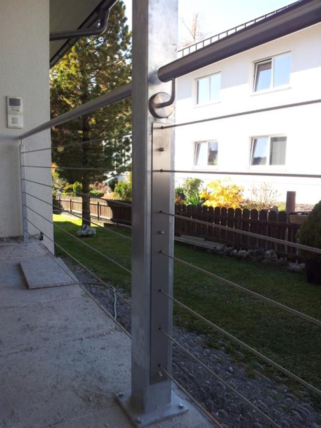 Stahl Säulen mit Nirosta Handlauf und Stahlseil Füllungen